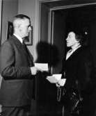 Foton tagna vid vernissagen den 6/3 1954.  Byråchef Granér
konverserar fru Antoni.