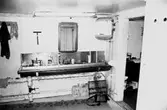Kvarnfallet 31, röda huset, G-3, hösten 1994. Interiör av undervåningen. Rummet nyttjades på 1990-talet som omklädnings- och tvättrum för dem som hade hobbyverkstäder.