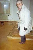 Kommunfullmäktiges ordförande Kaj Johansson ler mot fotografen, ståendes bland interiör i bostadshuset Villa Solbacken i Krokslätt, januari 1995.