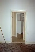 Interiör i bostadshuset Villa Solbacken i Krokslätt, januari 1995. Byggnadsdetaljer: Dörrkarmar.