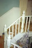 Interiör i bostadshuset Villa Solbacken i Krokslätt, januari 1995. Byggnadsdetaljer: Trappa med ledstång.