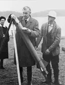 Åtta ungdomar från Solna Raketsällskap utförde försöken.
Bokhandlare Sigurd Tullberg lägger ned de 600 försändelser, som skall
skjutas iväg i raketens postbehållare.