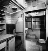 Uppställd på bangården vid Järnvägsmuseum i Tomteboda. Interiör.
Sorteringsfack t v. och fåtölj med inbyggd torrtoa.