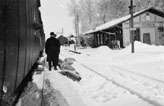 Järnvägsstationen i Porla, vintern 1922. Postkupé 19 upp gör
uppehåll.
