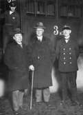 På Malmö centralstation 21.12.1932. Från vänster stationsskrivare
Arvid Arvik, trafikinspektör Bolmgren och transportförman K J Leong.