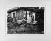 Wexbo poststation i Bollnäs och postföraren Hans Jönsson, 1896.