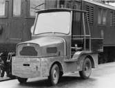 Bensintraktor. Lastförmåga 450 kg, tjänstevikt 1350 kg.
Vänddiameter 5,4 m. Tillverkad av KVAB, Kalmar Verkstads AB. Tillhör
transportavdelningen Stockholm Ban.