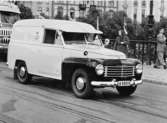 I samband med internationella brevbäraregångtävlingen på Skansen i
Stockholm, den 8.8.1954, gick en kortege dit från Väpnargatan. Här
syns bilen i kortegen på Djurgårdsbron.