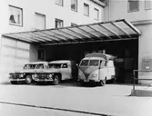 Till vänster 2 st Volvo skåpvagnar, används bl a för brevlådtömning
och buntkörning. Till höger en Volkswagenlastvagn för transport av
större last.