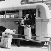 Chaufför Tyko öst lastar in postsäckar från postkontoret Eskilstuna
1 i Torshällabussen på eftermiddagen.