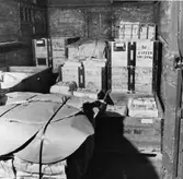 Pallaster i Grh-vagnen. I bortre högra hörnet en pall med
Grythyttan-stöd. Pallarna skall utlastas med en av SJ:s gaffeltruckar.