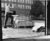 Inlastning vid järnvägen. Pallasterna har körts med lastbil från
ICA-kurirens distributionsavdelning.