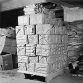 Inslagna gruppkorsband lastas till maximal höjd på pallen. Pallarna
transporteras sedan med lastbil till järnvägen.