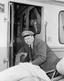 Lantbrevbärare Cyril Falk hämtar post från rälsbussen till
postexpeditionen i Lönsboda.