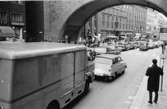 Två postbilar har kört över på Kungsgatans högra sida kl 05.00. I
fonden Malmskillnadsgatans bro över Kungsgatan.