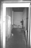 Till vänster ses klädskåp i en korridor, August Werners fabriker i Lindome, hösten 1994.