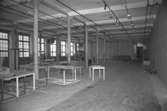 Byggnadsdetaljer: Sal, bord, pelare och fönster i August Werners fabriker i Lindome. Hösten 1994.