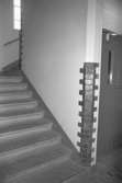 Byggnadsdetaljer: Del av en trappa och till höger ses en hiss. August Werners fabriker i Lindome.
Hösten 1994.