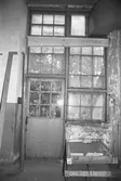 August Werners fabriker i Lindome, hösten 1994. Byggnadsdetaljer: Dörr och fönster med spröjs.