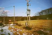 En gammal transformatorstation vid Norra Hällesåkersvägen (numera riven), mars 1994.