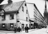 Hörnet av Bryggargatan (t.v.) och Klara Norra Kyrkogata. I fonden
Klara Kyrka.