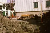 Stensättning vid Lyktplatsen, Norra Forsåkersgatan i Kvarnbyn, april 1993. Kråkans Krog skymtas i bakgrunden. Till höger ses Korndal 2 (Götaforsliden 4).
