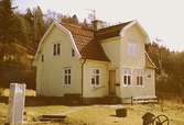 Ett bostadshus på Annebergsvägen i Södra Lindome by, mars 1993.