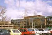 Mölndals stadshus sett från Tempelgatans parkering, mars 1993.