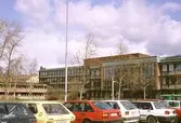 Mölndals stadshus sett från Tempelgatans parkering, mars 1993.