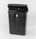 Postlåda, av mörkgrön plast med fällbart ytterlock, ej låsbart.
Låsbart innerlock, med hänglås. Art.nr 230.10