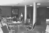 Mölndals stadshus, mars 1988. Ovala bord med stolar.