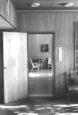 Mölndals stadshus, mars 1988. Interiör: två kontorsrum med en dörr emellan. Väggarna är klädda i ekpanel.