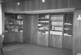 Mölndals stadshus, juni 1994. Inbyggda bokhyllor i ett rum.