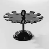 Stämpelställ av metall på fot, svartlackerad, för 12 stämplar.
Art.nr 560.10