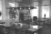 Ett kontorsrum som även har ett konferensbord med åtta stycken Lindomestolar (Göteborgsmodellen). Mölndals stadshus, juni 1994. Relaterade motiv: 2003_0588 - 0589.