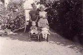 Två 7-åriga flickor med varsin dockvagn, Sörgården 1937.
Inger Imper (gift Pehrson) till vänster och Marianne Hjertqvist till höger.

 Marianne bosatte sig senare i Kungsbacka.
