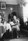 Nora Krantzs 50-årsdag, Stretered 1929. Nora sitter i personalbostaden vid blomsterbordet i finrummet där hon bodde.