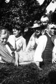 Rosa Krantz, modern Nora Krantz och längst till höger fadern Carl Krantz, Stretered 1920-tal. De är tillsammans med vänner på söndagsutflykt.
Rosa Krantz är mamma till givaren.