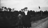 Rosa Krantz (gift Pettersson) tillsammans med mamma Nora på promenad i Stretered, år 1921.