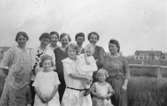 Syskonen Karin, Gertrud och Bertil Pamp tillsammans med sin mamma Olga och mormor i Stretered år 1924.
Syskonens pappa arbetade på Stretereds skolhem.
