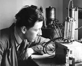 En manlig laborant mäter syratal och viskositet, år 1943-1946 på
SOAB-Svenska Oljeslageri AB, Kvarnbygatan i Mölndal.