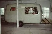 Tillverkning av husvagn, Lamellplast, våren/sommaren 1960. Knut Johansson och Erik Lagergren har påbörjat inredning av första husvagnen (prototyp).