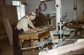 Knut Johansson och Erik Lagergren tillverkar inredning till en husvagn.

Lamellplast, våren/sommaren 1960.