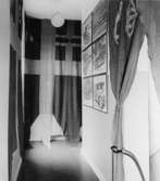 Postflaggor, i rum nr 8. (Rummet beläget åt gården, mellan rummen
nr 4,6 och 9-10. I fonden dörr till rum nr 4. Till höger trappa ned
till rum nr 19, på 1 trappa).