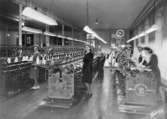 Kvinnor och män arbetar i Viktor Samuelsons fabrik 