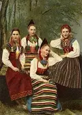 Fyra folkdräktsklädda, unga kvinnor, 1890-tal. Fotot är färglagt (kolorerat) i efterhand.