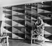 Blivande U.P.U.-rummet på 2 trappor (f.d. rum 4). Konstnären Lennart Rodhe skisserar upp sin väggmålning 