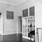 Historiska samlingarna i rum nr 5 på 2 tr. (åt Kåkbrinken). Till
vänster passage till rum nr 6 och till höger dörr till rum nr 4.
Monter med leksaker, 