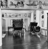 Historiska samlingarna på 2 tr. Rum nr 3 (med fönster åt Lilla
Nygatan och Kåkbrinken). I fonden dörr till rum nr 4. Till vänster
fönster åt Kåkbrinken.