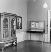 Rum nr 8 på 2 tr. (åt Yxsmedsgränd) Till höger skåp med Lagerlöfs
prissamling. Till vänster dörr till rum 9.